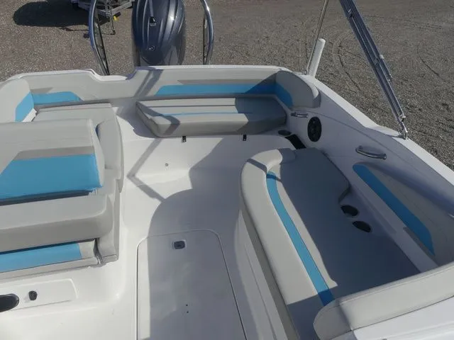 Slide: The Image of Hurricane SunDeck Sport 205 OB 2026 - 15