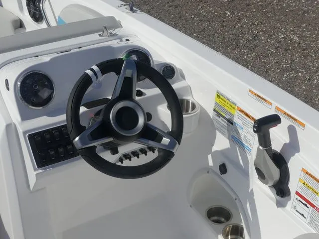 Slide: The Image of Hurricane SunDeck Sport 205 OB 2026 - 17