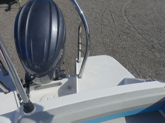 Slide: The Image of Hurricane SunDeck Sport 205 OB 2026 - 24