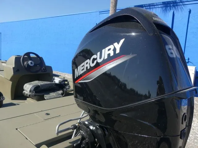 Slide: The Image of Tracker Grizzly 1754 SC 2026 - 10