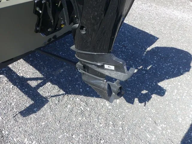 Slide: The Image of Tracker Grizzly 1754 SC 2026 - 11