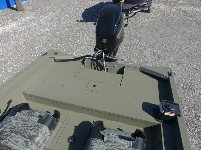 Slide: The Image of Tracker Grizzly 1754 SC 2026 - 14