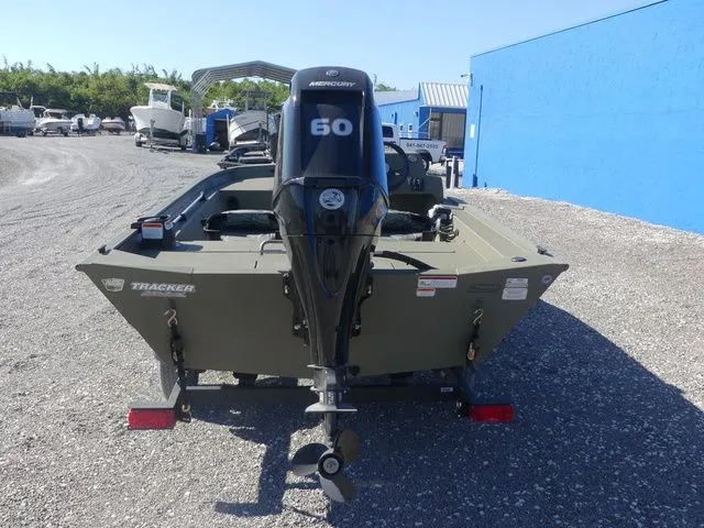 Slide: The Image of Tracker Grizzly 1754 SC 2026 - 5