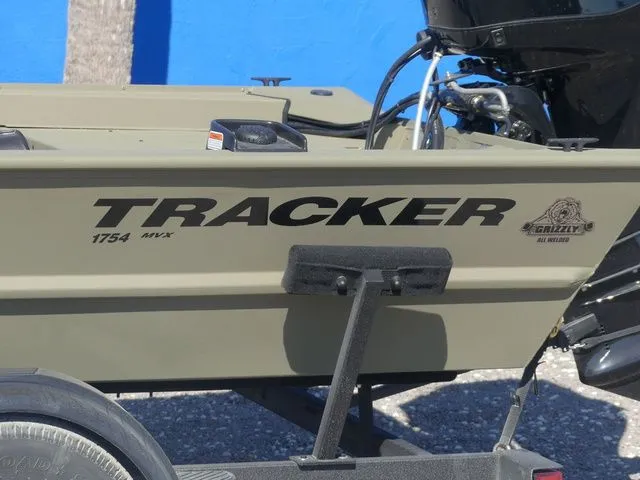 Slide: The Image of Tracker Grizzly 1754 SC 2026 - 8