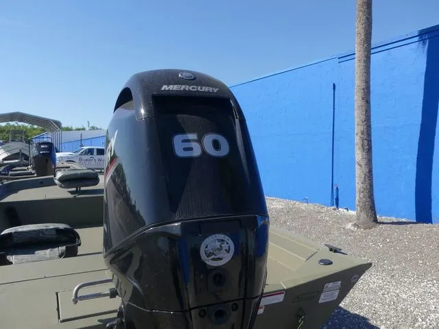 Slide: The Image of Tracker Grizzly 1754 SC 2026 - 9