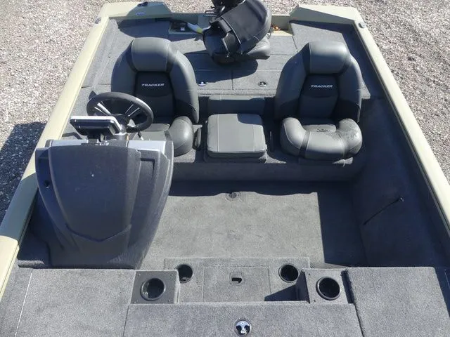 Slide: The Image of Tracker Pro Team™ 195 2026 - 15