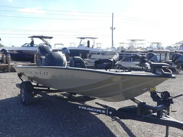 Slide: The Image of Tracker Pro Team™ 195 2026 - 3