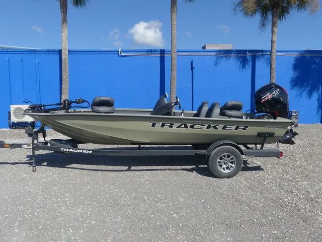 Slide: The Image of Tracker Pro Team™ 195 2026 - 7