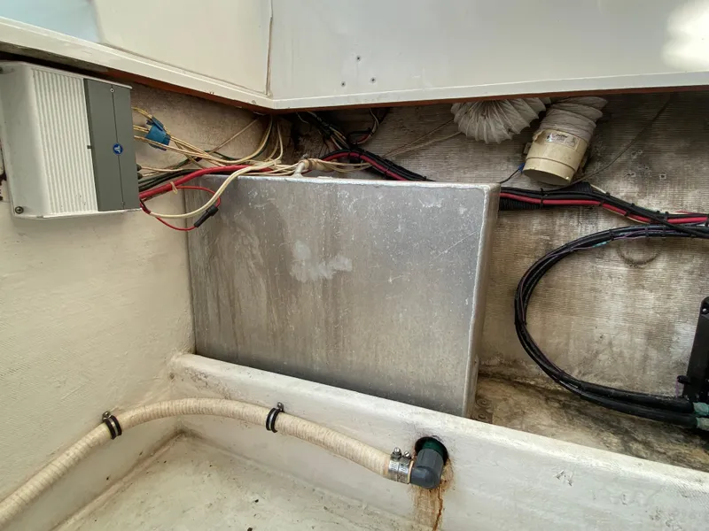 Slide: The Image of Contender 35 Express Side Console 1998 - 88