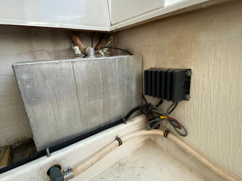 Slide: The Image of Contender 35 Express Side Console 1998 - 98