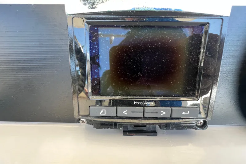 Slide: The Image of VesselView4 display on 2015 Boston Whaler 270 Dauntless boat dashboard. - 47