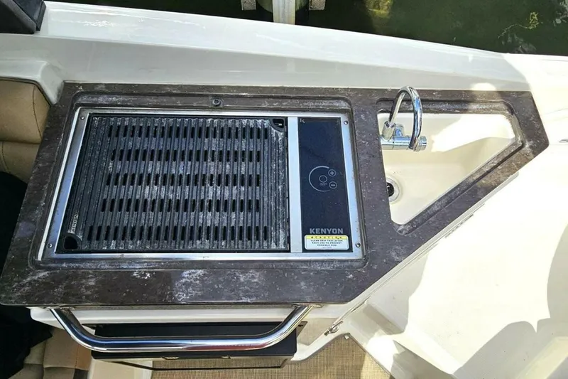 Slide: The Image of Outdoor grill and sink on 2018 Sea Ray SDX 290 Outboard boat. - 17