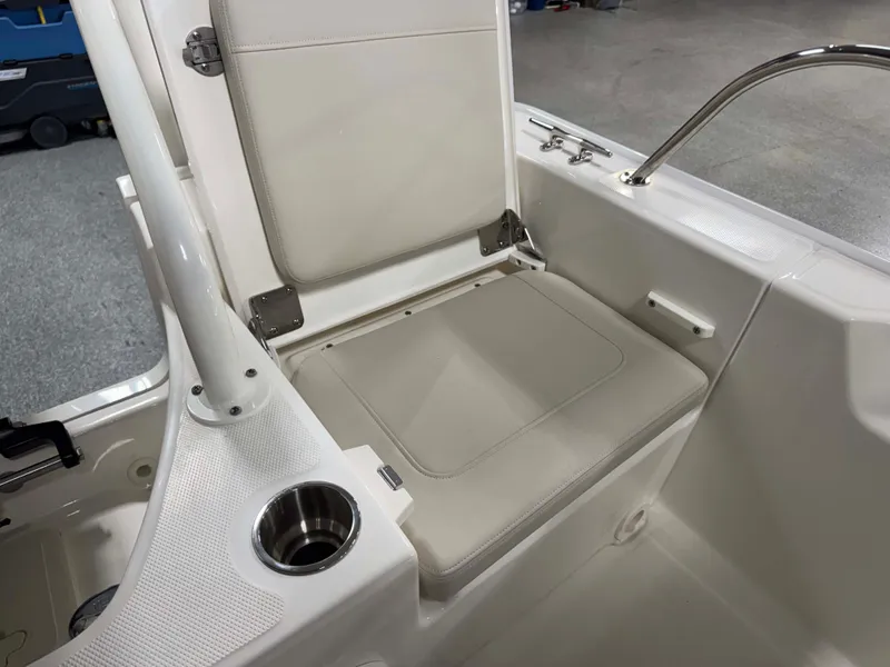Slide: The Image of Boston Whaler 210 Montauk 2026 - 21