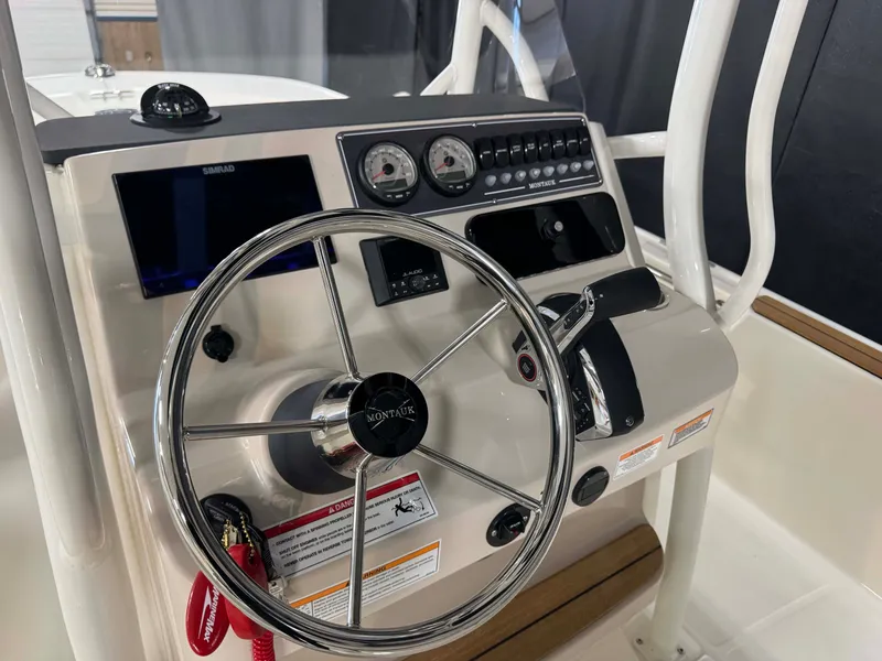 Slide: The Image of Boston Whaler 210 Montauk 2026 - 30