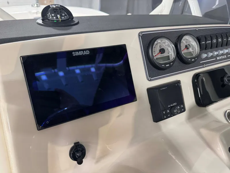 Slide: The Image of Boston Whaler 210 Montauk 2026 - 31
