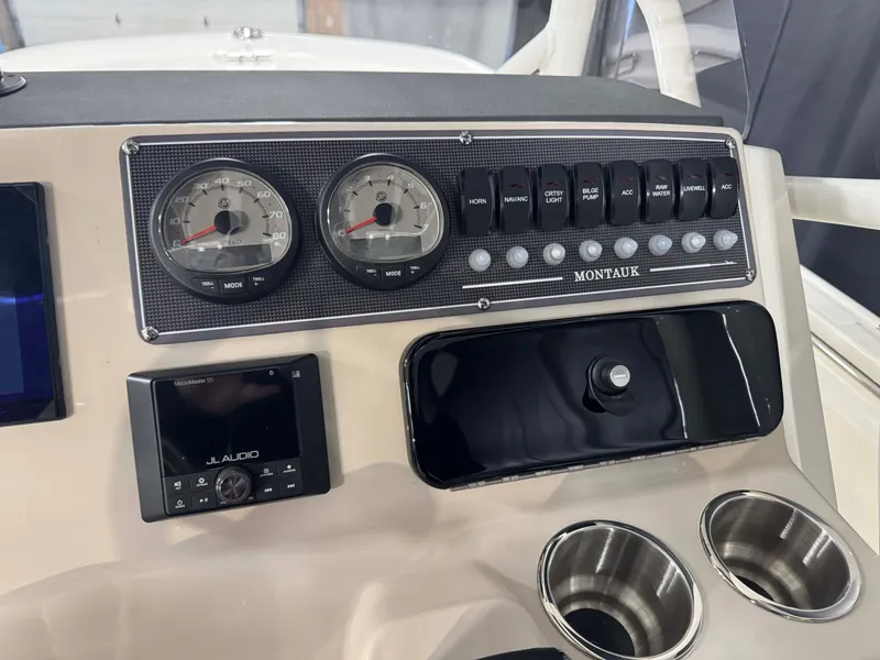 Slide: The Image of Boston Whaler 210 Montauk 2026 - 32
