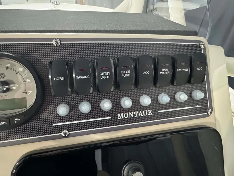 Slide: The Image of Boston Whaler 210 Montauk 2026 - 34