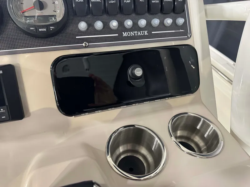 Slide: The Image of Boston Whaler 210 Montauk 2026 - 35