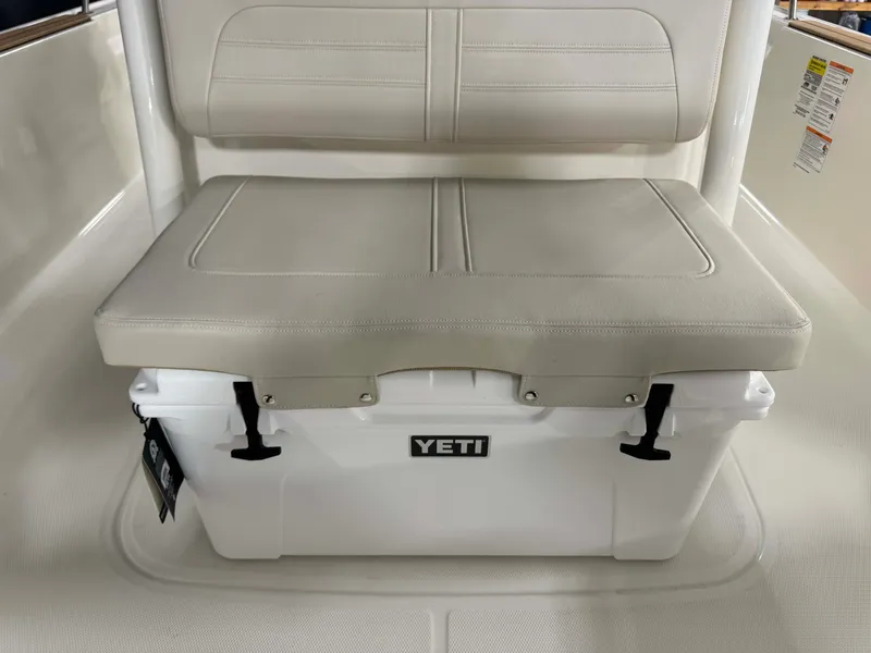 Slide: The Image of Boston Whaler 210 Montauk 2026 - 40