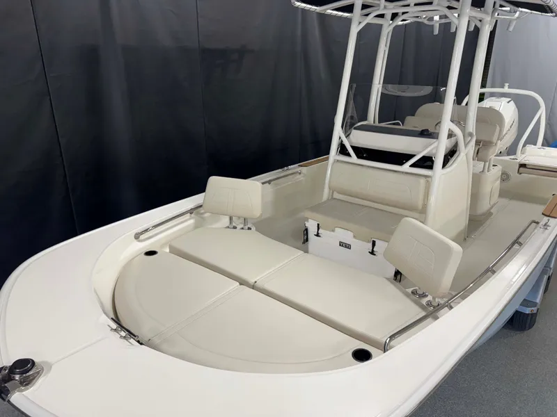 Slide: The Image of Boston Whaler 210 Montauk 2026 - 5