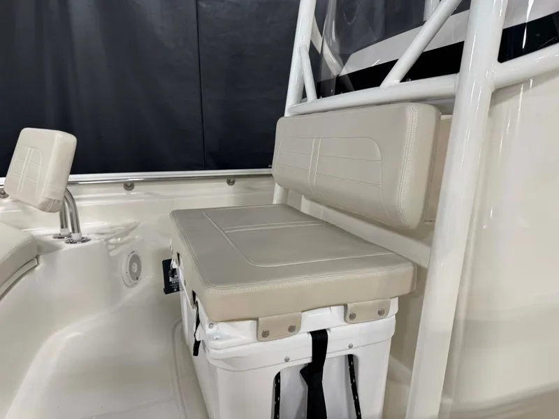 Slide: The Image of Boston Whaler 210 Montauk 2026 - 8