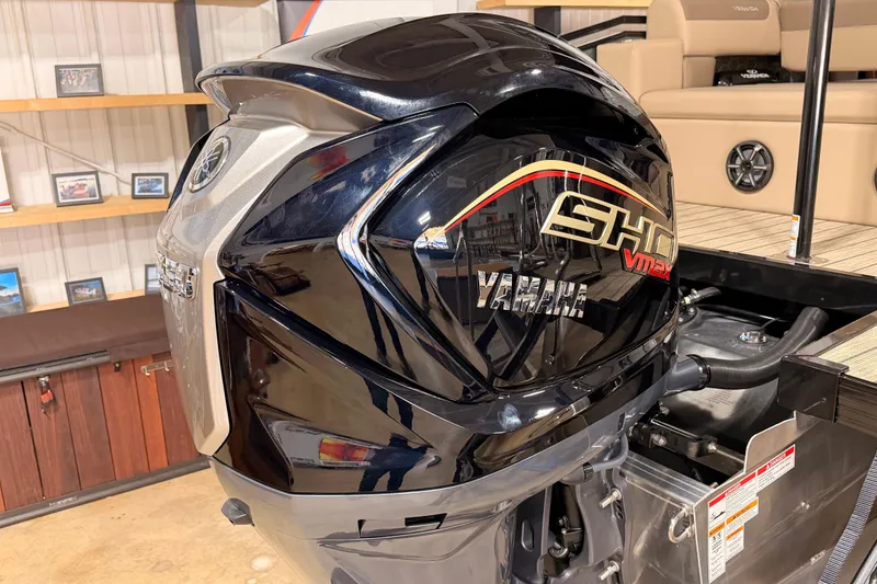 Slide: The Image of 2026 Veranda VR 265 VL with Yamaha SHO VMAX outboard motor in showroom. - 5