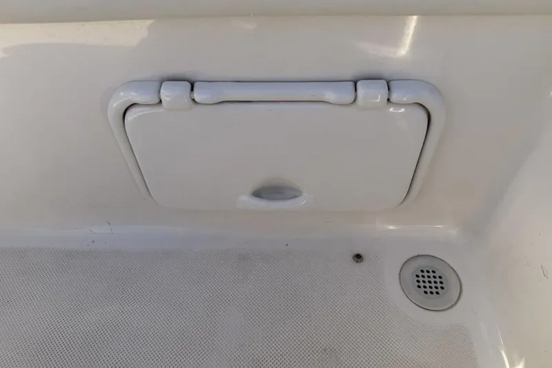 Slide: The Image of White hatch and drain on a 2006 Regal 2000 boat deck. - 19