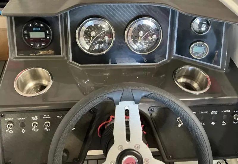 Slide: The Image of Bayliner VR5 2022 - 10