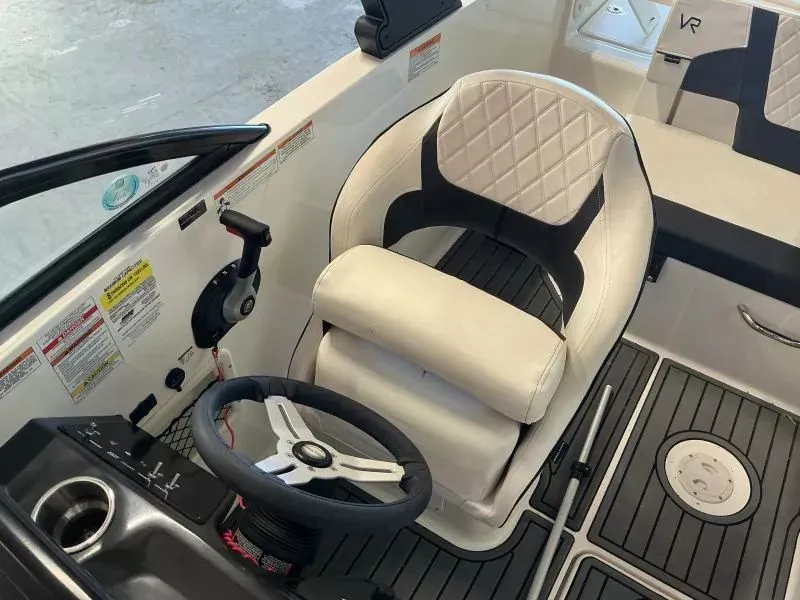 Slide: The Image of Bayliner VR5 2022 - 13