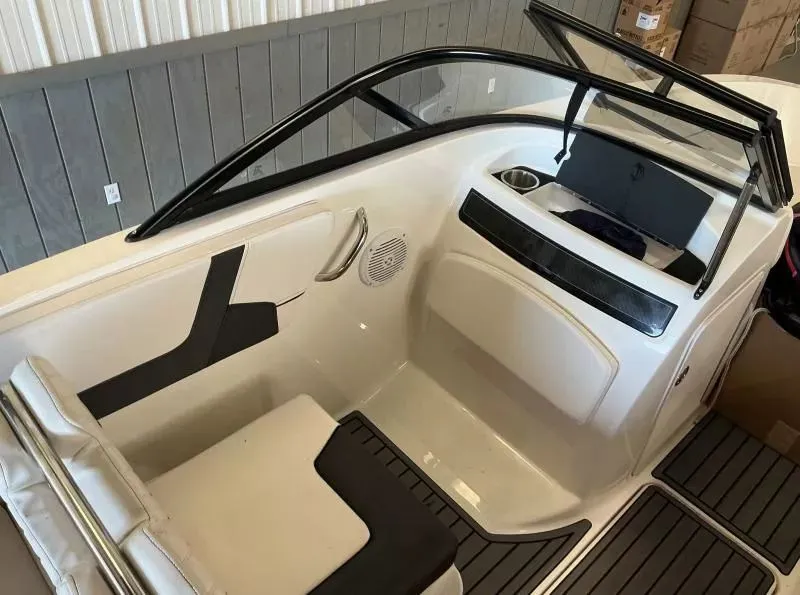 Slide: The Image of Bayliner VR5 2022 - 15