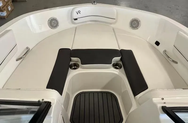 Slide: The Image of Bayliner VR5 2022 - 16