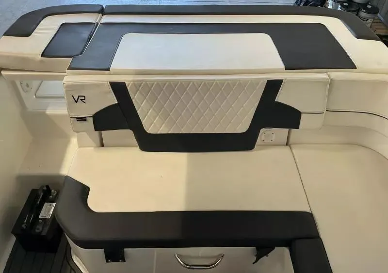 Slide: The Image of Bayliner VR5 2022 - 17