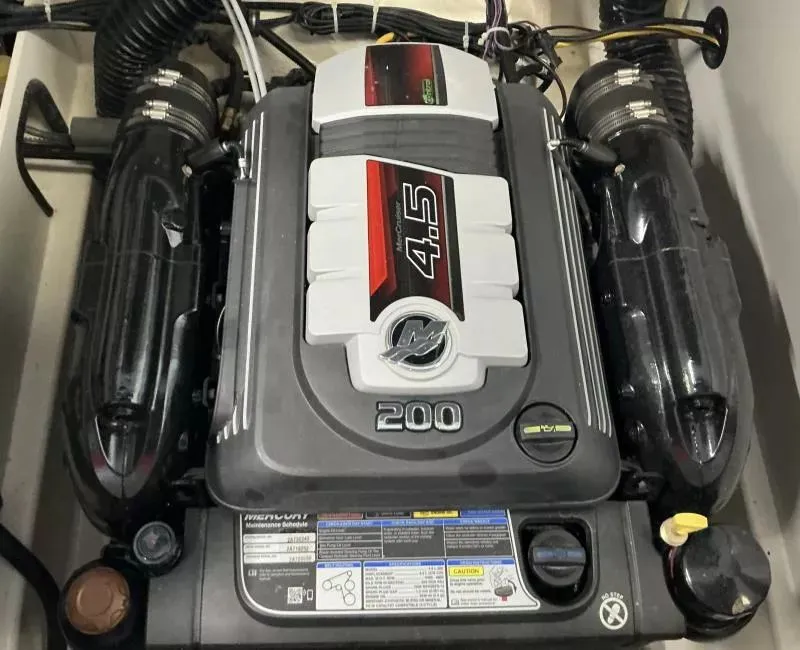 Slide: The Image of Bayliner VR5 2022 - 18