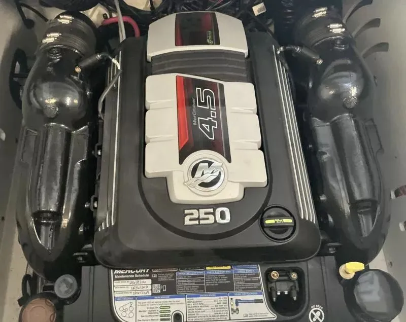 Slide: The Image of Sea Ray SPX 230 2019 - 20