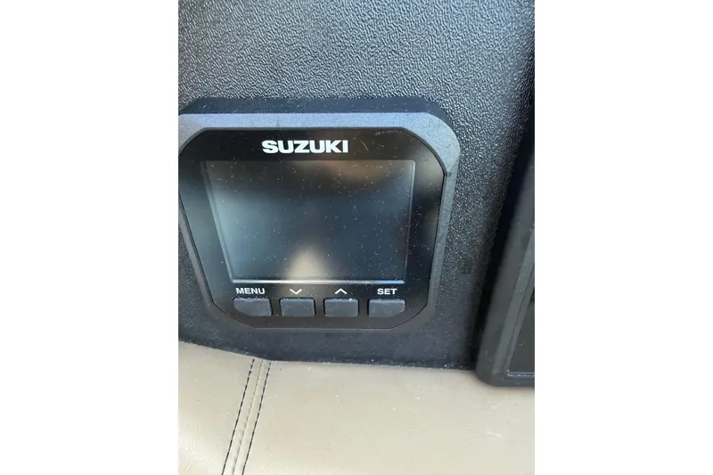 Slide: The Image of Suzuki display panel on 2016 Four Winns HD270 OB boat dashboard. - 13