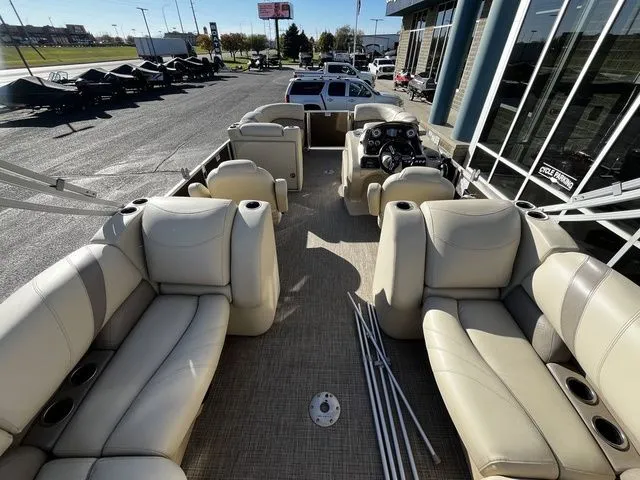 Slide: The Image of Sylvan 8522 Mirage Cruise 2017 - 18