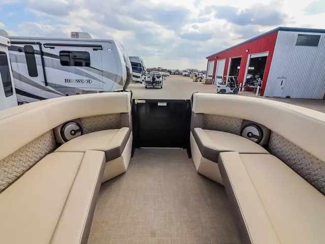 Slide: The Image of Alera M 25L 2026 - 14