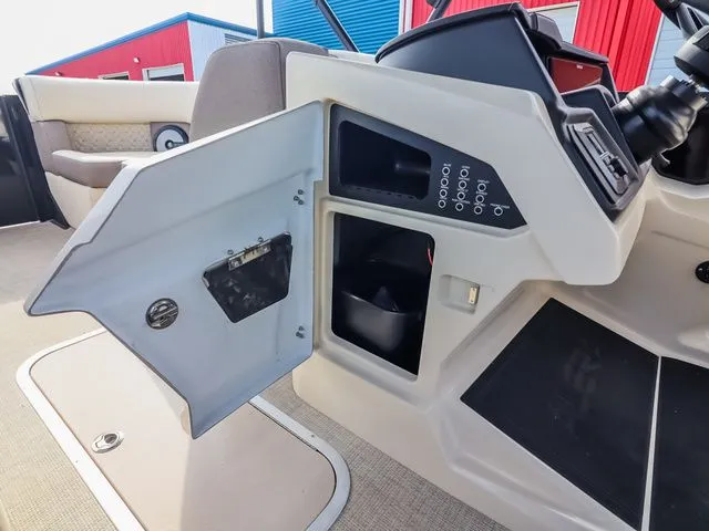 Slide: The Image of Alera M 25L 2026 - 27