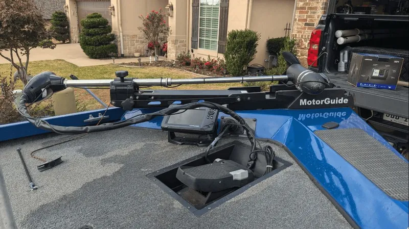 Slide: The Image of Crestliner VT 17 2011 - 10