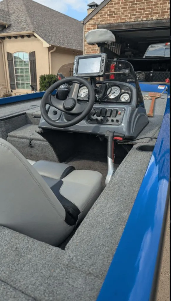 Slide: The Image of Crestliner VT 17 2011 - 5