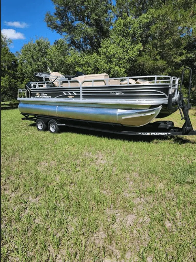 The Image of Sun Tracker Fishin Barge 2023 - 0