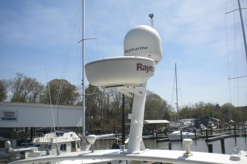 Slide: The Image of Radar equipment on a 2005 Carver 36 Mariner yacht at a marina. - 20