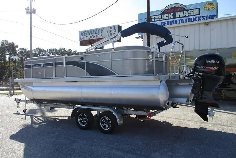 Slide: The Image of 2022 Bennington 20 SSR pontoon boat on trailer, parked outside dealership. - 7