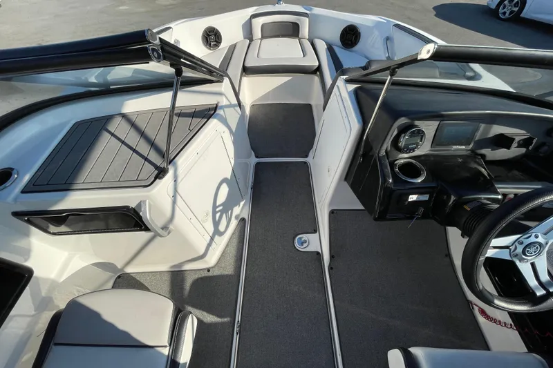 Slide: The Image of 2019 Yamaha Boats SX195 cockpit with steering wheel and control panel. - 25