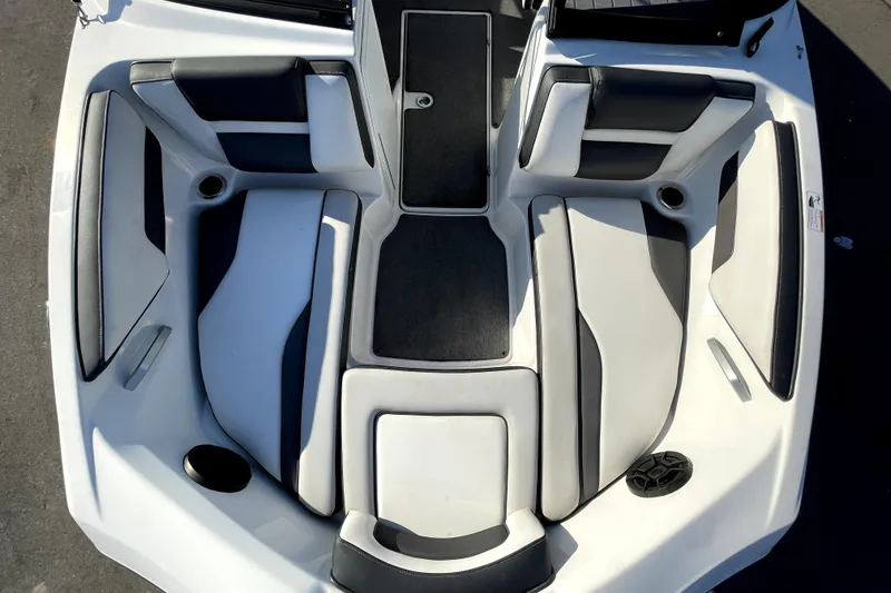Slide: The Image of 2019 Yamaha Boats SX195 throttle control and dashboard with warning labels. - 30