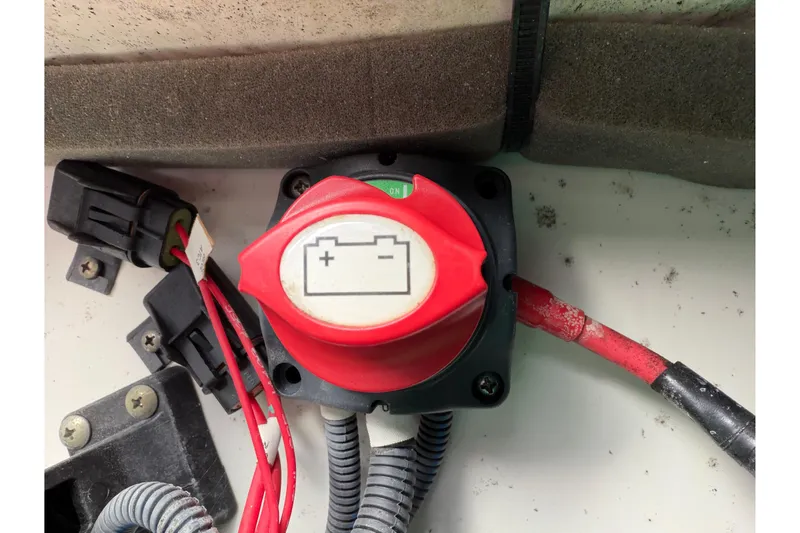 Slide: The Image of Red battery switch on 2019 Yamaha Boats SX195, showing wiring connections. - 71