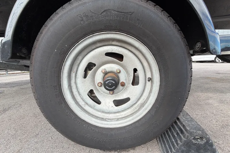 Slide: The Image of 2019 Yamaha Boats SX195 trailer label with tire and load specifications. - 80