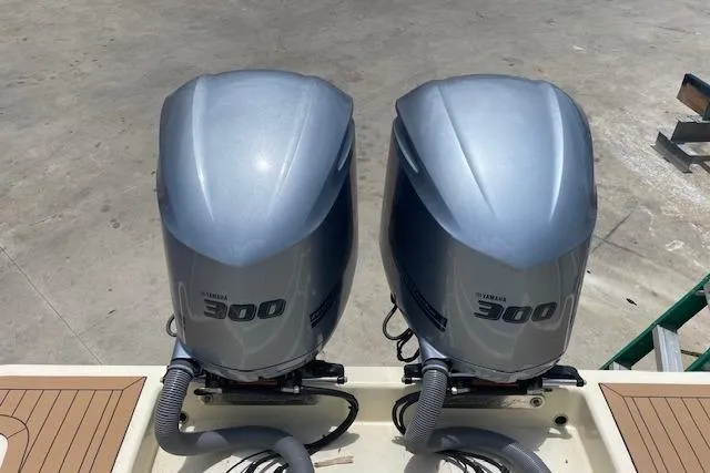 Slide: The Image of Twin Yamaha 300 engines on a 2020 Chris-Craft Catalina 30 boat. - 7