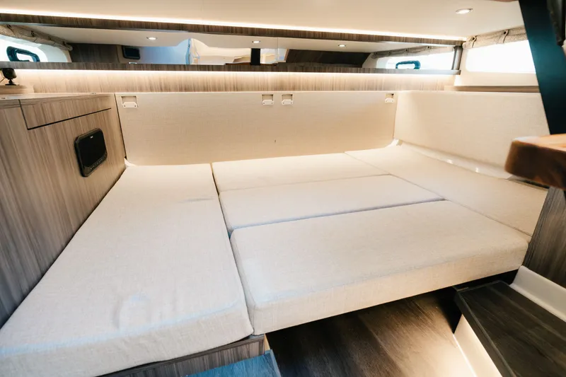 Slide: The Image of Sea Ray Sundancer 370 Outboard 2023 - 15