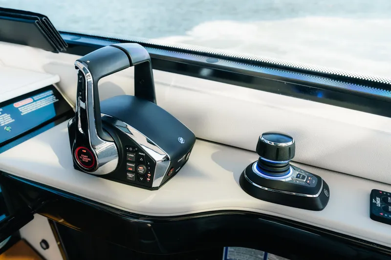 Slide: The Image of Sea Ray Sundancer 370 Outboard 2023 - 21